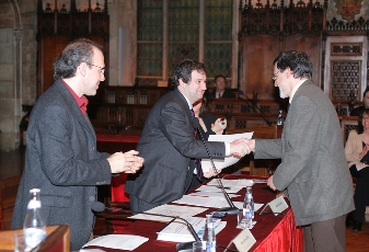 Rafael Ruiz de Gauna, director de projectes socials, rep el premi de mans de l'Alcalde de Barcelona Jordi Hereu