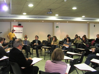 El públic a la taula rodona amb els investigadors i investigadores