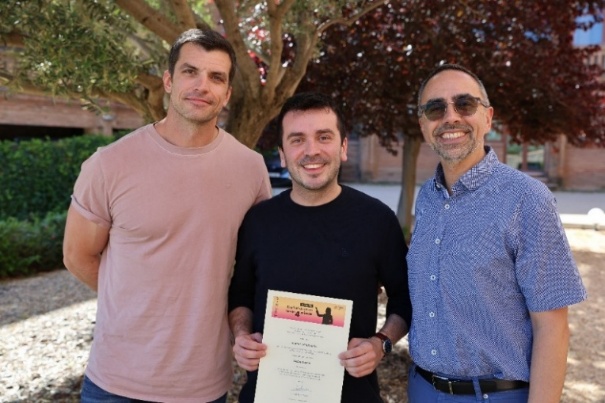 Three people are standing outside under a tree, holding a certificate.
El contenido generado por IA puede ser incorrecto.